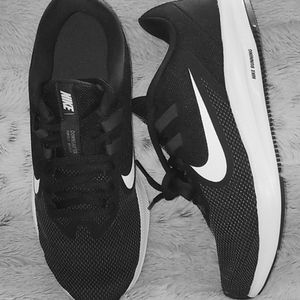 Nike Women's Downshifter 9 running sneakers